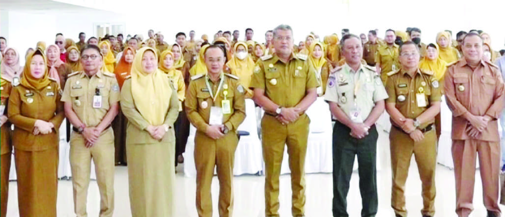 Pj Wali Kota Kendari, Muhammad Yusup (4 dari kanan) didampingi Kepala BPBD Kendari, Fadlil Suparman (3 dari kanan) usai sosialisasi program RSPAB di Aula Teporombua Kantor Balai Kota Kendari, kemarin. (AGUS SETIAWAN / KENDARI POS)