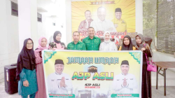 Calon Wali Kota Kendari, Aksan Jaya Putra didampingi istri dan calon Wakil Wali Kota, Andi Sulolipu foto bersama warga penerima hadiah umrah di kediaman AJP, kemarin. (LAODE IDRIS SYAPUTRA/KENDARI POS)