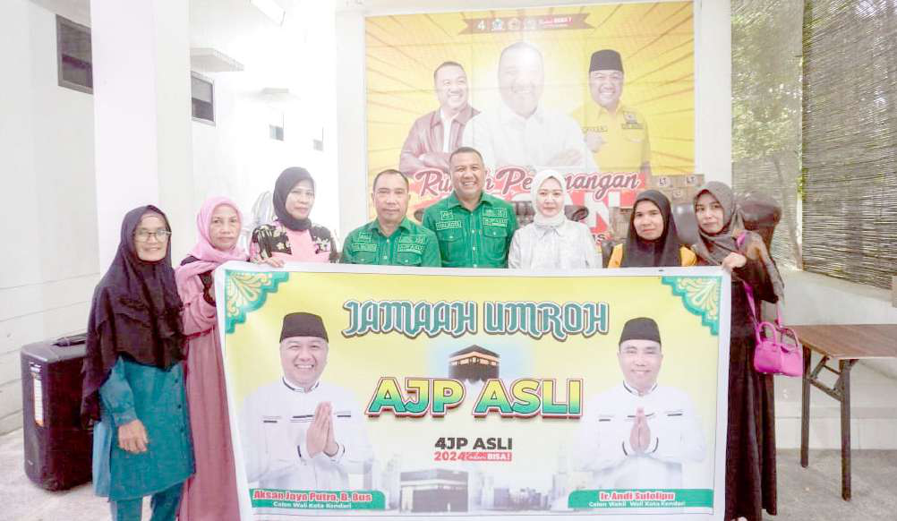 Calon Wali Kota Kendari, Aksan Jaya Putra didampingi istri dan calon Wakil Wali Kota, Andi Sulolipu foto bersama warga penerima hadiah umrah di kediaman AJP, kemarin. (LAODE IDRIS SYAPUTRA/KENDARI POS)