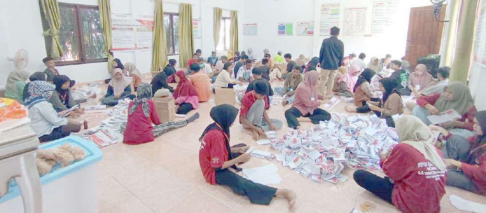 Proses sortir dan pelipatan surat suara di Aula KPU Muna. (DEDEH AYU/KP/)