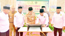 KAMPUNG ZAKAT : Pj Sekot Baubau, La Ode Aswad (tengah) ketika menghadiri launching Kampung zakat yang digagas pihak Kementerian Agama Provinsi Sulawesi Tenggara dan Kota, di Kelurahan Labalawa, Kecamatan Betoambari. (DINAS KOMINFO KOTA BAUBAU FOR KENDARI POS)