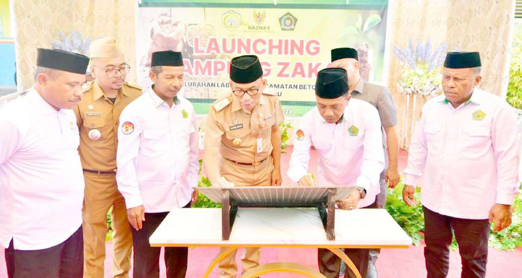 KAMPUNG ZAKAT : Pj Sekot Baubau, La Ode Aswad (tengah) ketika menghadiri launching Kampung zakat yang digagas pihak Kementerian Agama Provinsi Sulawesi Tenggara dan Kota, di Kelurahan Labalawa, Kecamatan Betoambari. (DINAS KOMINFO KOTA BAUBAU FOR KENDARI POS)