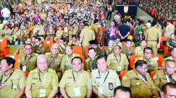 Penjabat (Pj) Gubernur Sultra, Andap Budhi Revianto (3 dari kiri) dan Pj Gubernur DKI Jakarta Teguh Setyabudi (3 dari kanan) yang juga Pj Gubernur Sultra tahun 2018 disela-sela Rakornas Pemerintah Pusat dan Daerah tahun 2024 di Sentul International Convention Center (SICC), Kabupaten Bogor, Kamis (7/11/2024). (IST)