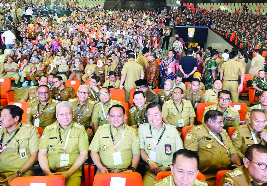 Penjabat (Pj) Gubernur Sultra, Andap Budhi Revianto (3 dari kiri) dan Pj Gubernur DKI Jakarta Teguh Setyabudi (3 dari kanan) yang juga Pj Gubernur Sultra tahun 2018 disela-sela Rakornas Pemerintah Pusat dan Daerah tahun 2024 di Sentul International Convention Center (SICC), Kabupaten Bogor, Kamis (7/11/2024). (IST)