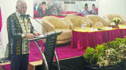 Sekda Sultra Asrun Lio membuka rapat koordinasi penanggulangan kemiskinan Provinsi Sultra 2024, Kamis (7/11/2024). (BIRO ADPIM PEMPROV SULTRA)