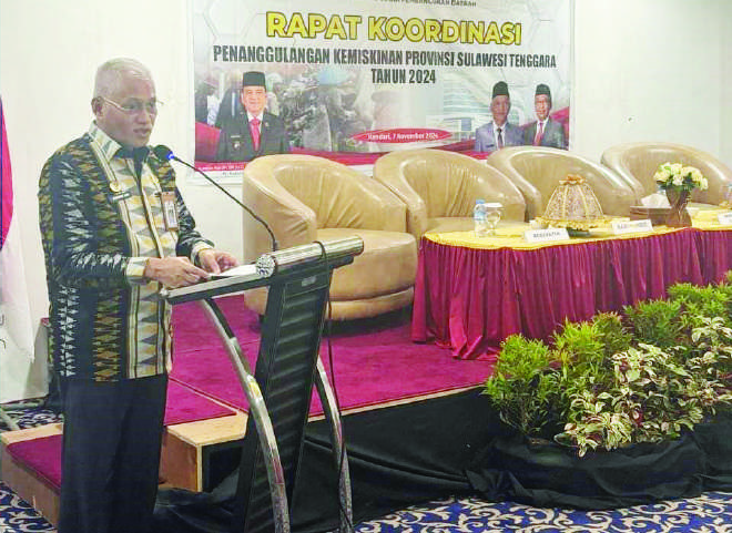 Sekda Sultra Asrun Lio membuka rapat koordinasi penanggulangan kemiskinan Provinsi Sultra 2024, Kamis (7/11/2024). (BIRO ADPIM PEMPROV SULTRA)