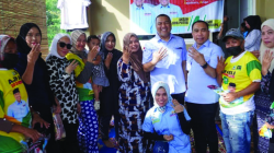 Calon Wali Kota dan Wakil Wali Kota Kendari, Aksan Jaya Putra-Andi Sulolipu (AJP-ASLI) foto bersama warga Kendari Barat. (IST)