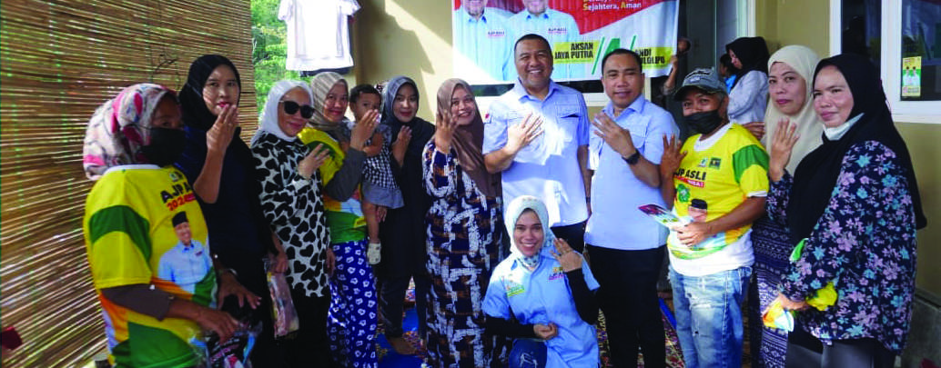 Calon Wali Kota dan Wakil Wali Kota Kendari, Aksan Jaya Putra-Andi Sulolipu (AJP-ASLI) foto bersama warga Kendari Barat. (IST)