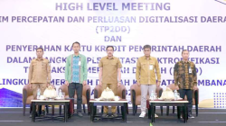 Pj Bupati Bombana Edy saat membuka secara resmi kegiatan High Level Meeting (TP2DD) di Claro Kendari, kemarin. (IST)