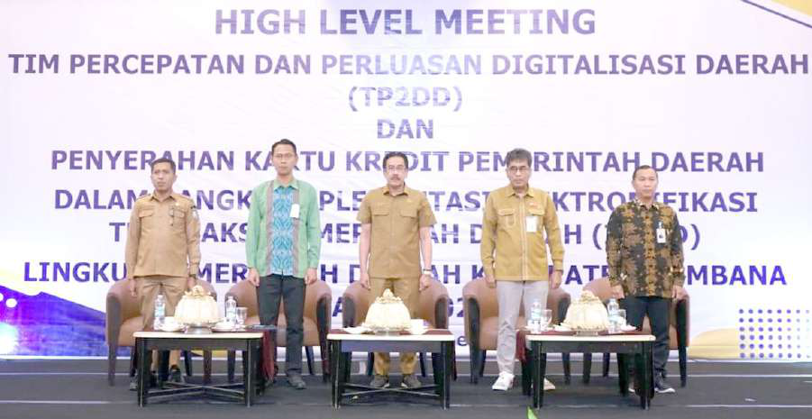 Pj Bupati Bombana Edy saat membuka secara resmi kegiatan High Level Meeting (TP2DD) di Claro Kendari, kemarin. (IST)