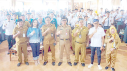 EDUKASI : Penyuluhan dan bimbingan bagi siswa SMA/SMK dan mahasiswa yang dilakukan Pemkot Baubau, sebelum mereka memasuki dunia kerja. Kegiatan tersebut dibuka Pj Sekot, La Ode Aswad (tengah, depan). (DINAS KOMINFO KOTA BAUBAU FOR KENDARI POS)