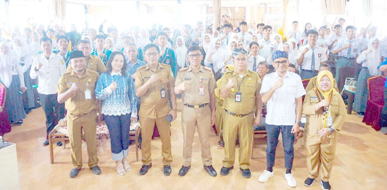 EDUKASI : Penyuluhan dan bimbingan bagi siswa SMA/SMK dan mahasiswa yang dilakukan Pemkot Baubau, sebelum mereka memasuki dunia kerja. Kegiatan tersebut dibuka Pj Sekot, La Ode Aswad (tengah, depan). (DINAS KOMINFO KOTA BAUBAU FOR KENDARI POS)