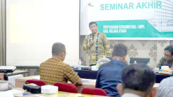 REALISASI PROGRAM : Seminar hasil akhir penyusunan dokumen RAD-AMPL tahun 2024 yang dibuka Asisten III Setkab Kolut, Samsuddin, kemarin. (DINAS KOMINFO KABUPATEN KOLAKA UTARA FOR KENDARI POS)