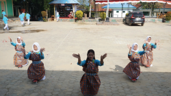 Siswi SMAN 11 Kendari menampilkan tari penyambutan. (IST)