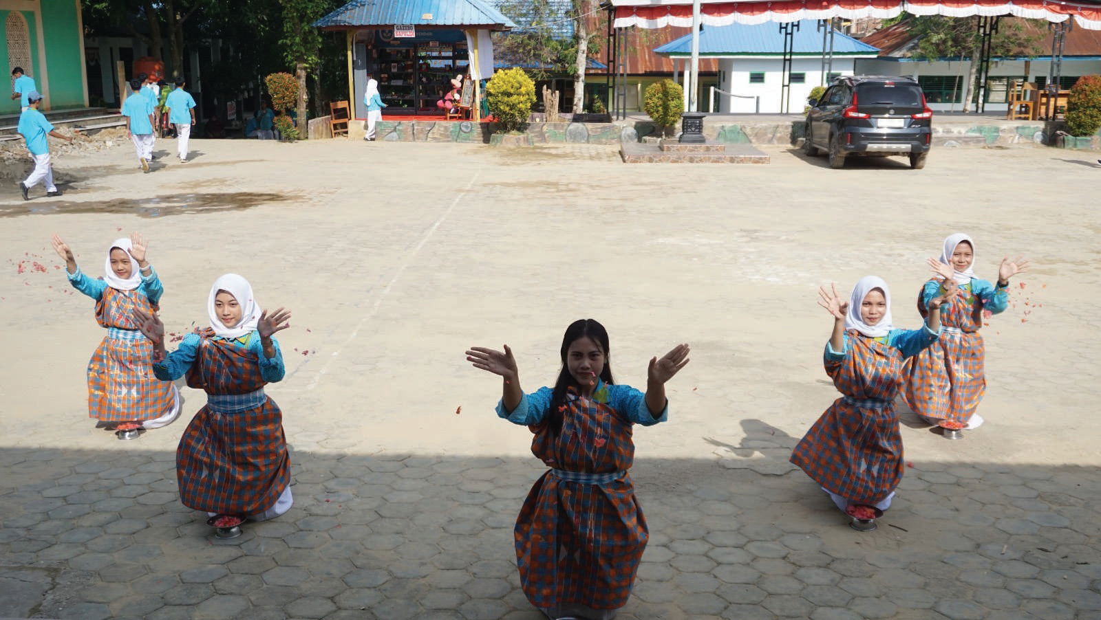 Siswi SMAN 11 Kendari menampilkan tari penyambutan. (IST)