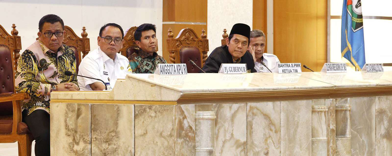 Penjabat (Pj) Gubernur Sultra, Andap Budhi Revianto (2 dari kiri), Ketua KPU Sultra, Asril (kiri), dan Ketua Bawaslu Sultra, Iwan Rompo Banne (kanan) dalam sebuah acara bersama Komisi II DPR RI di kantor Gubernur Sultra, baru-baru ini. (BIRO ADPIM PEMPROV SULTRA)