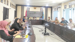 Suasana rapat persiapan pelaksanaan Expo Kemandirian Pesantren dan Fun Run dalam rangka memperingati Hari Santri dan Dies Natalis ke-10. (Humas IAIN Kendari)