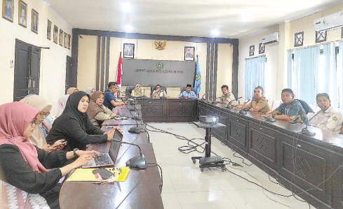 Suasana rapat persiapan pelaksanaan Expo Kemandirian Pesantren dan Fun Run dalam rangka memperingati Hari Santri dan Dies Natalis ke-10. (Humas IAIN Kendari)