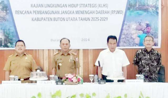 JAGA HUTAN : Sekab Butur, Muh. Hardyh Muslim (kedua dari kiri) saat menghadiri konsultasi publik penyusunan kajian lingkungan hidup strategis yang diselenggarakan pihak Bappeda setempat. (DINAS KOMINFO KABUPATEN BUTON UTARA FOR KENDARI POS)