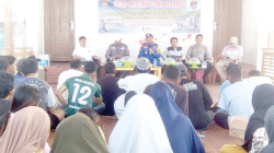 SUMBER KEHIDUPAN : Suasana sosialisasi tentang larangan destructive fishing yang dilaksanakan pihak Polariud Polres Kolaka bersama Dinas Kelautan dan Perikanan di Kelurahan Anaiwoi, kemarin. (ZULFADLY NUR/KENDARI POS)