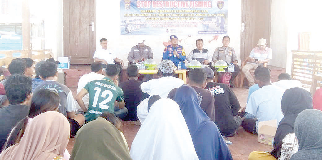 SUMBER KEHIDUPAN : Suasana sosialisasi tentang larangan destructive fishing yang dilaksanakan pihak Polariud Polres Kolaka bersama Dinas Kelautan dan Perikanan di Kelurahan Anaiwoi, kemarin. (ZULFADLY NUR/KENDARI POS)