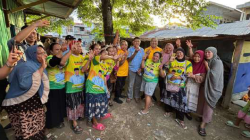 Calon Wali Kota Kendari, Aksan Jaya Putra didampingi Calon Wakil Wali Kota Kendari, Andi Sulolipu foto bersama warga Kecamatan Puuwatu, Kamis (7/11/2024). (IST)