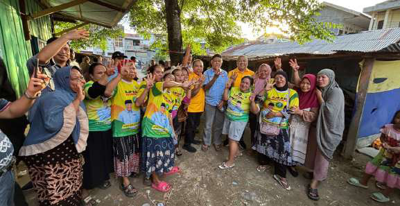 Calon Wali Kota Kendari, Aksan Jaya Putra didampingi Calon Wakil Wali Kota Kendari, Andi Sulolipu foto bersama warga Kecamatan Puuwatu, Kamis (7/11/2024). (IST)