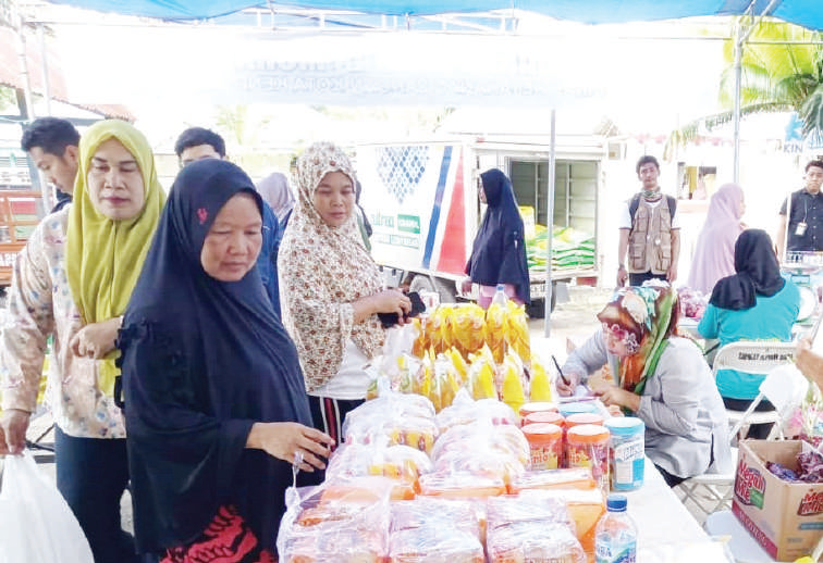 GERAKAN PANGAN MURAH : Masyarakat antusias berbelanja di Gerakan Pangan Murah (GPM) Disketapang Kendari di pelataran Kantor Keluraha Labibia, Kecamatan Mandonga, kemarin. (AGUS SETIAWAN/KENDARI POS)