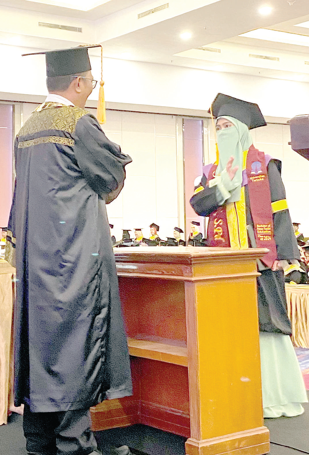 Direktur UT Kendari Anfas, ST, MM melakukan prosesi wisuda kepada mahasiswi. (IST)