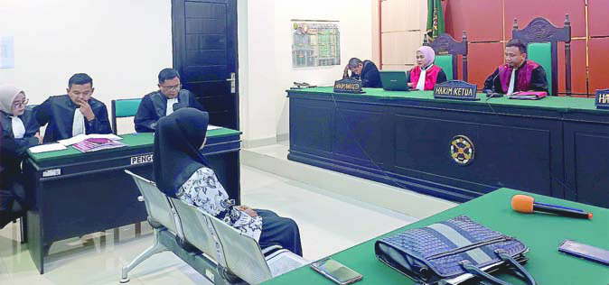 Guru honorer SDN 4 Baito, Supriyani (tengah) saat mendengarkan pembacaan tuntutan dari Jaksa Penuntut Umum Kejari Konsel di Pengadilan Negeri Andoolo, Senin (11/11/2024). (I NGURAH PANDI SANTOSA / KENDARI POS)