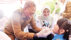 Pj Wali Kota Kendari, Muhammad Yusup berkesempatan meneteskan vaksin polio kepada salah satu murid TK di Kota Kendari. (IST)