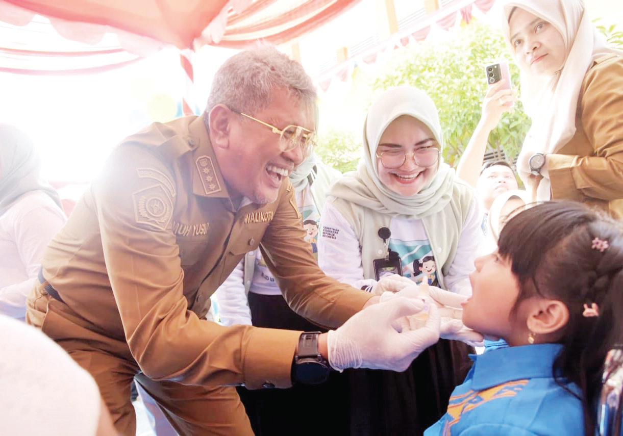 Pj Wali Kota Kendari, Muhammad Yusup berkesempatan meneteskan vaksin polio kepada salah satu murid TK di Kota Kendari. (IST)