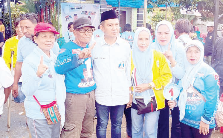 BERNAZAR : Calon Bupati Kolaka nomor urut 1, Amri Jamaluddin (ketiga dari kiri) berpose bersama para simpatisannya ketika melaksanakan kampanye tatap muka dan dialogis di Desa Langori, Kecamatan Baula, kemarin. (ZULFADLY NUR/KENDARI POS)