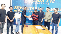 Ketua SC Musda XVII BPD HIPMI Sultra 2024, Safril Munandar (empat dari kanan) bersama jajaran panitia menyerahkan formulir pendaftaran kepada Ketua Tim Pemenangan salah satu calon Ketua HIPMI, La Ode Jaiwan, kemarin. (IST)