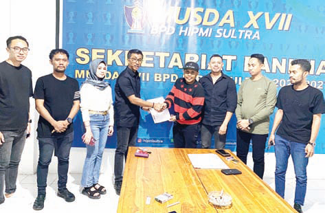 Ketua SC Musda XVII BPD HIPMI Sultra 2024, Safril Munandar (empat dari kanan) bersama jajaran panitia menyerahkan formulir pendaftaran kepada Ketua Tim Pemenangan salah satu calon Ketua HIPMI, La Ode Jaiwan, kemarin. (IST)