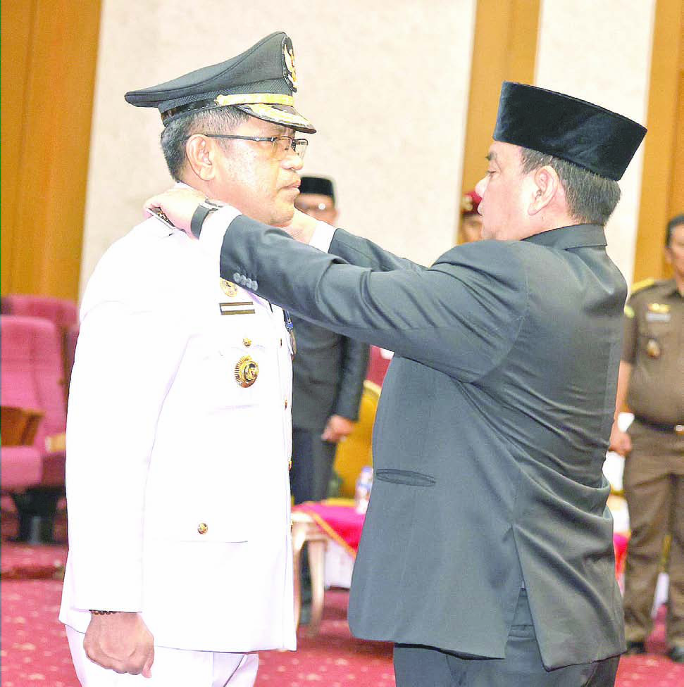 Penjabat (Pj) Gubernur Sultra, Andap Budhi Revianto (kanan) melantik Pj Bupati Buton Selatan (Busel), Ridwan Badallah (kiri) di ruang pola Kantor Gubernur Sultra, Selasa (12/11/2024) (BIRO ADPIM PEMPROV SULTRA)