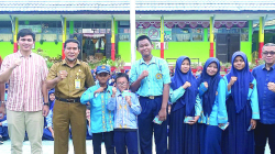 Direktur Kendari Pos, Irwan Zainuddin (2 dari kanan), Kepala SMPN 9 Kendari, Mansur Mokuni (3 dari kiri), Staf Core and Transport Operations Telkomsel, Sultan Risky Abdurahman (kiri), bersama guru dan siswa SMPN 9 Kendari dalam kegiatan road to school, Selasa (12/11/2024). (MUH.ABDI ASMAUL AMRIN / KENDARI POS)