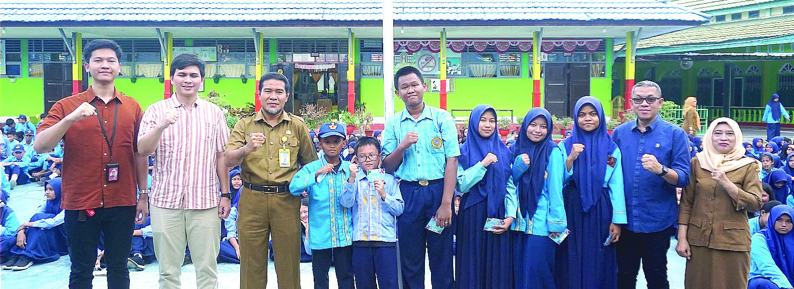 Direktur Kendari Pos, Irwan Zainuddin (2 dari kanan), Kepala SMPN 9 Kendari, Mansur Mokuni (3 dari kiri), Staf Core and Transport Operations Telkomsel, Sultan Risky Abdurahman (kiri), bersama guru dan siswa SMPN 9 Kendari dalam kegiatan road to school, Selasa (12/11/2024). (MUH.ABDI ASMAUL AMRIN / KENDARI POS)