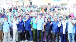 PERPANJANGAN : Bupati Konsel, H. Surunuddin Dangga (tengah) didampingi Sekab, Hj. St. Chadidjah (kiri) saat menyerahkan SK perpanjangan masa jabatan 25 Kades di otoritanya. (I NGURAH PANDI SANTOSA/KENDARI POS)