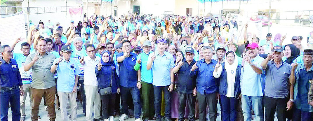 PERPANJANGAN : Bupati Konsel, H. Surunuddin Dangga (tengah) didampingi Sekab, Hj. St. Chadidjah (kiri) saat menyerahkan SK perpanjangan masa jabatan 25 Kades di otoritanya. (I NGURAH PANDI SANTOSA/KENDARI POS)