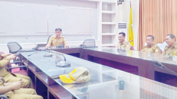 Rapat perencanaan penertiban alat peraga kampanye dalam rangka pemilihan kepala daerah Sultra dan Kota Baubau yang dipasang pada tempat tak sesuai ketentuan. Pertemuan tersebut dipimpin langsung Pj Sekot Baubau, La Ode Aswad (tengah).