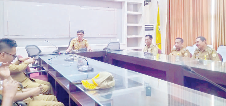 Rapat perencanaan penertiban alat peraga kampanye dalam rangka pemilihan kepala daerah Sultra dan Kota Baubau yang dipasang pada tempat tak sesuai ketentuan. Pertemuan tersebut dipimpin langsung Pj Sekot Baubau, La Ode Aswad (tengah).