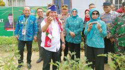 BIRO ADPIM PEMPROV SULTRA Penjabat (Pj) Gubernur Sultra, Andap Budhi Revianto (tengah) didampingi Ketua TP PKK Sultra, Wa Ode Munanah Asrun Lio (kanan) dan Pejabat Sementara (Pjs) Bupati Kolaka Timur, Ari Sismanto (kiri) dalam peluncuran program Klinik Pangan Sehat Masyarakat (Kipas Mas) di Desa Tumbudadio, Kabupaten Kolaka Timur, Kamis (14/11/2024).