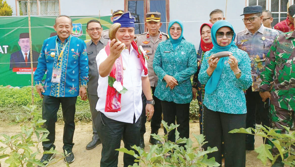 BIRO ADPIM PEMPROV SULTRA Penjabat (Pj) Gubernur Sultra, Andap Budhi Revianto (tengah) didampingi Ketua TP PKK Sultra, Wa Ode Munanah Asrun Lio (kanan) dan Pejabat Sementara (Pjs) Bupati Kolaka Timur, Ari Sismanto (kiri) dalam peluncuran program Klinik Pangan Sehat Masyarakat (Kipas Mas) di Desa Tumbudadio, Kabupaten Kolaka Timur, Kamis (14/11/2024).