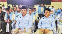 Pasangan calon (paslon) Bupati dan Wakil Bupati Bombana, Burhanuddin (kiri) dan Ahmad Yani (kanan) saat menghadiri debat publik kedua Pilkada Bombana di GOR Rumbia, baru-baru ini.