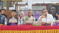 Direktur Kendari Pos Irwan Zainuddin (2 dari kanan), Kepala SMKN 1 Kendari, Ali Koua (2 dari kiri) dan Supervisor Mobile Consumer Operations Territory (MCOT) Telkomsel, Armanto (2 dari kiri) dalam kegiatan road to school Kendari Pos-Telkomsel di SMKN 1 Kendari, Kamis (14/11/2024).