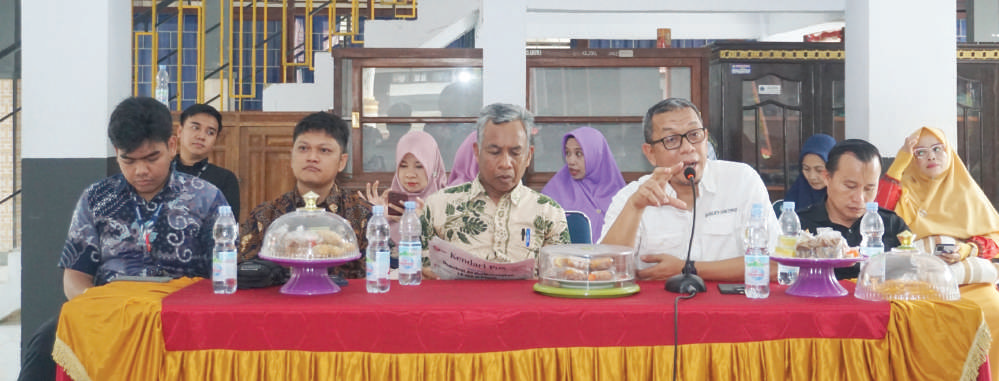 Direktur Kendari Pos Irwan Zainuddin (2 dari kanan), Kepala SMKN 1 Kendari, Ali Koua (2 dari kiri) dan Supervisor Mobile Consumer Operations Territory (MCOT) Telkomsel, Armanto (2 dari kiri) dalam kegiatan road to school Kendari Pos-Telkomsel di SMKN 1 Kendari, Kamis (14/11/2024).