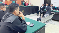 Guru honorer SDN 4 Baito, Supriyani (tengah) menyampaikan nota pembelaan atau pledoi yang disampaikan tim penasihat hukum di hadapan majelis hakim dan JPU Kejari Konsel dalam sidang di PN Andoolo, Konsel, Kamis (14/11/2024).