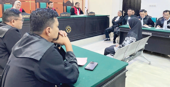 Guru honorer SDN 4 Baito, Supriyani (tengah) menyampaikan nota pembelaan atau pledoi yang disampaikan tim penasihat hukum di hadapan majelis hakim dan JPU Kejari Konsel dalam sidang di PN Andoolo, Konsel, Kamis (14/11/2024).