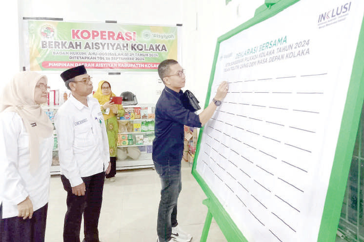 TOLAK POLITIK UANG : Ketua KPU Kolaka, Abdul Rahman, melakukan penandatanganan deklarasi bersama sukseskan Pilkada yang disaksikan Ketua PDA Kolaka, Hj. Andi Tenri Gau dan Rektor ITBM, Wardi, kemarin